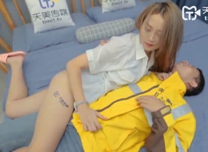 Anh shipper may mắn quen em chủ nhà nứng lồn để chịch