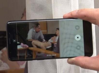 Con dâu lừa đảo với bố chồng bị gã quản lý khu phố bắt gặp