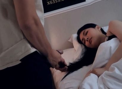 Đứa con trai tự sướng bị bà mẹ kế phát hiện và quyết định quan hệ tình dục cùng nhau