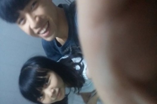 Đồng nghiệp và đứa em gái non nớt thỏa mãn trong phòng vệ sinh