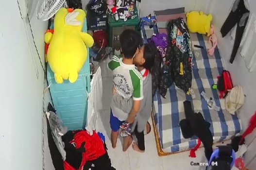 Em bé cực kỳ non nớt đang tham gia một trò chơi nghịch ngợm trong nhà nghỉ