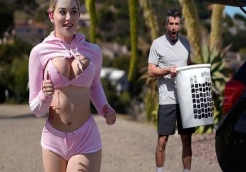 Em gái xinh đẹp đến nhà giúp anh hàng xóm chữa 