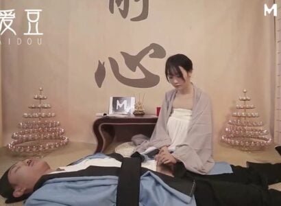 Chị em nữ tu thể hiện tình cảm với anh chàng đại hiệp có cậu nhỏ